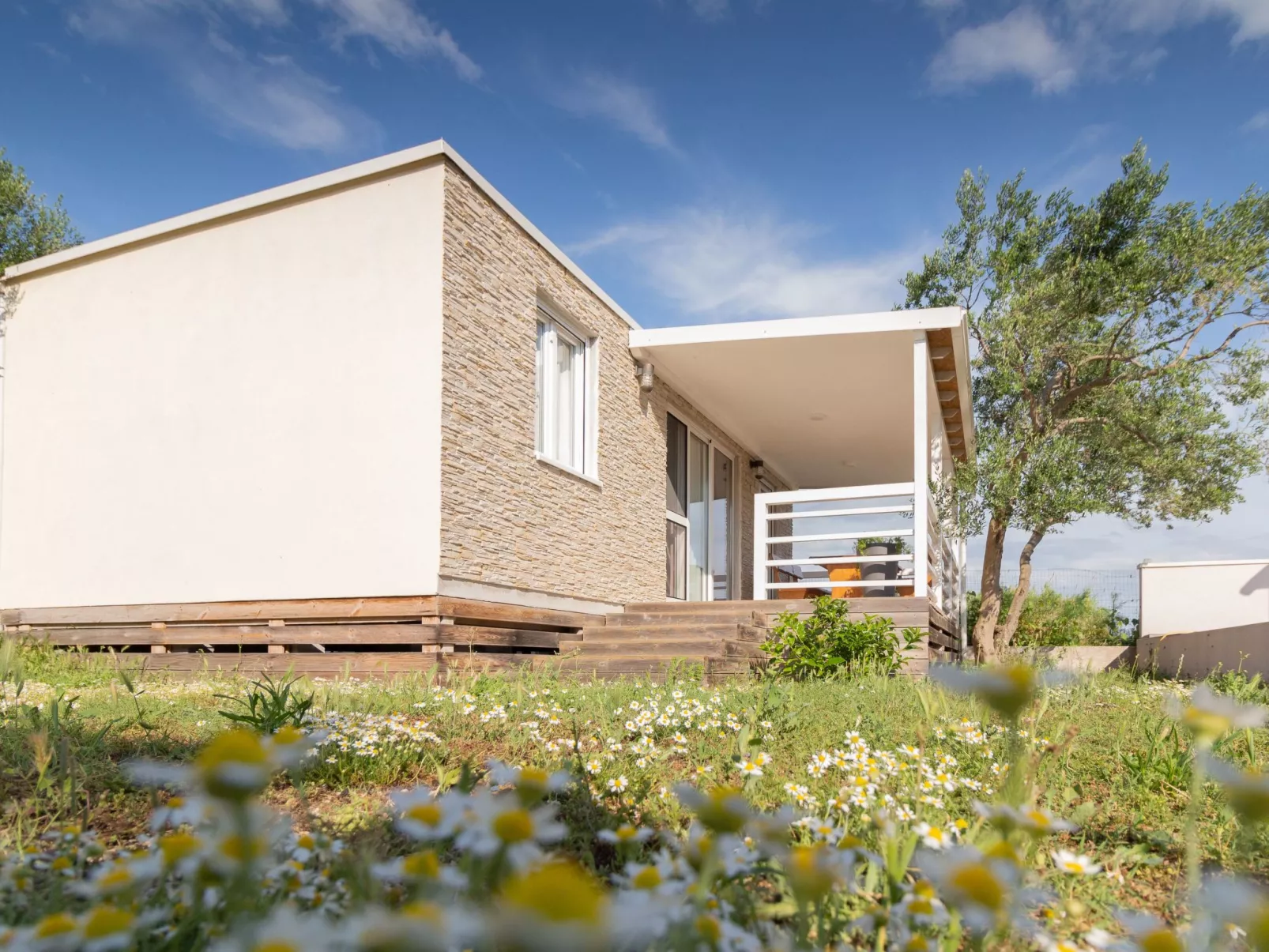 Mobilheim mit Privatparkplatz-Draußen