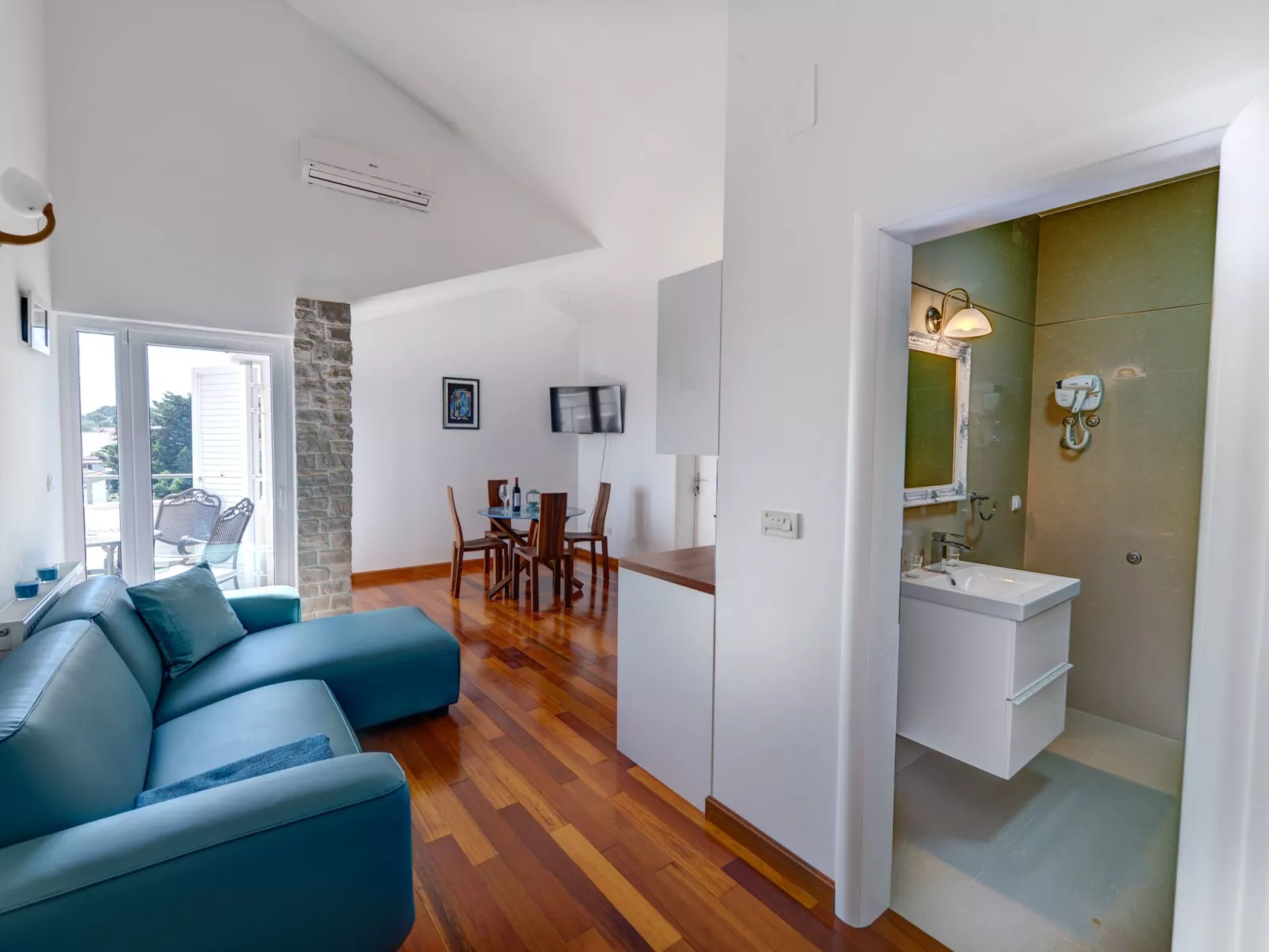 Für 4 Personen mit Pool-Drinnen