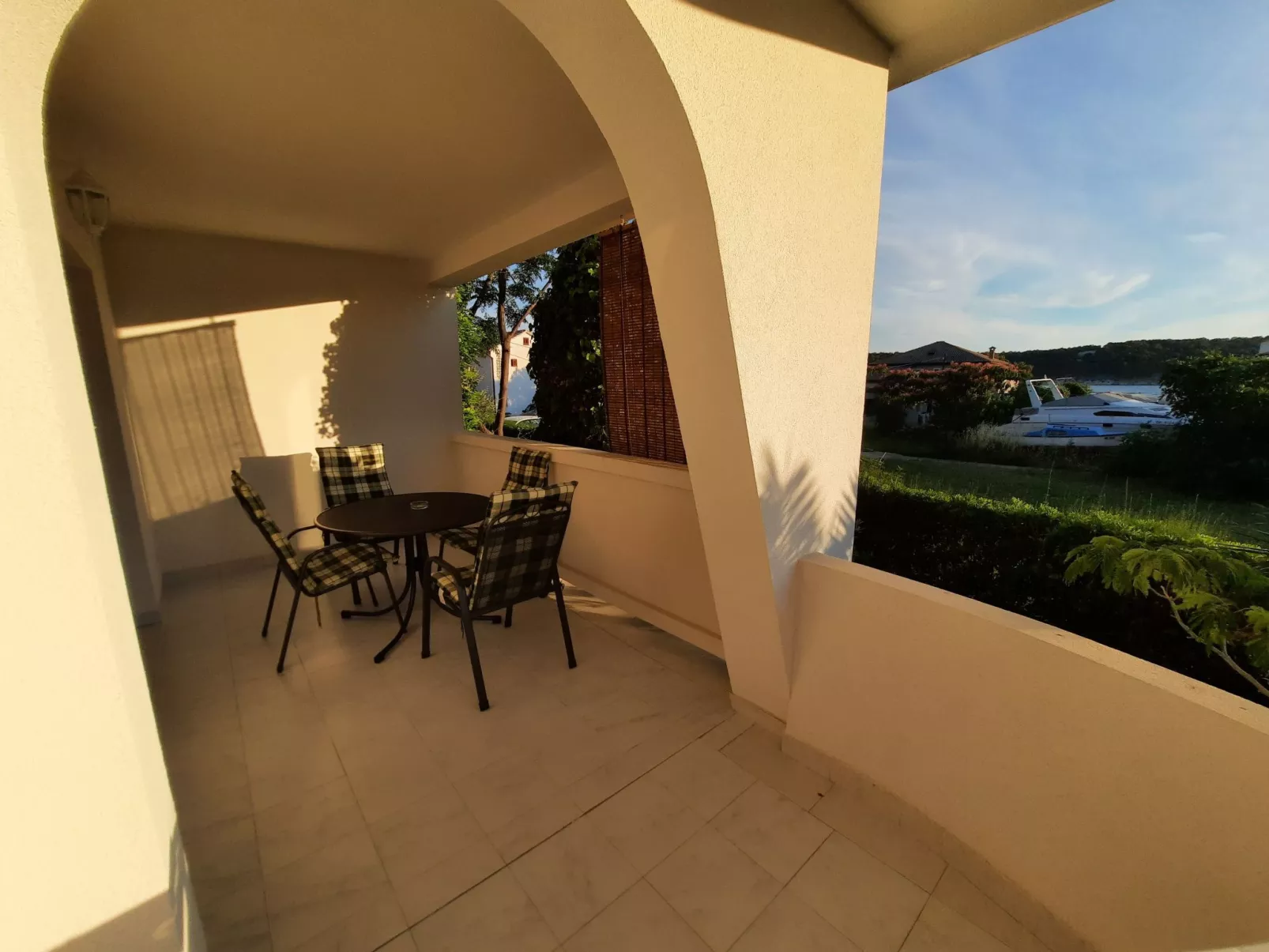 Gemütliche Erdgeschossferienwohnung mit Balkon-Draußen