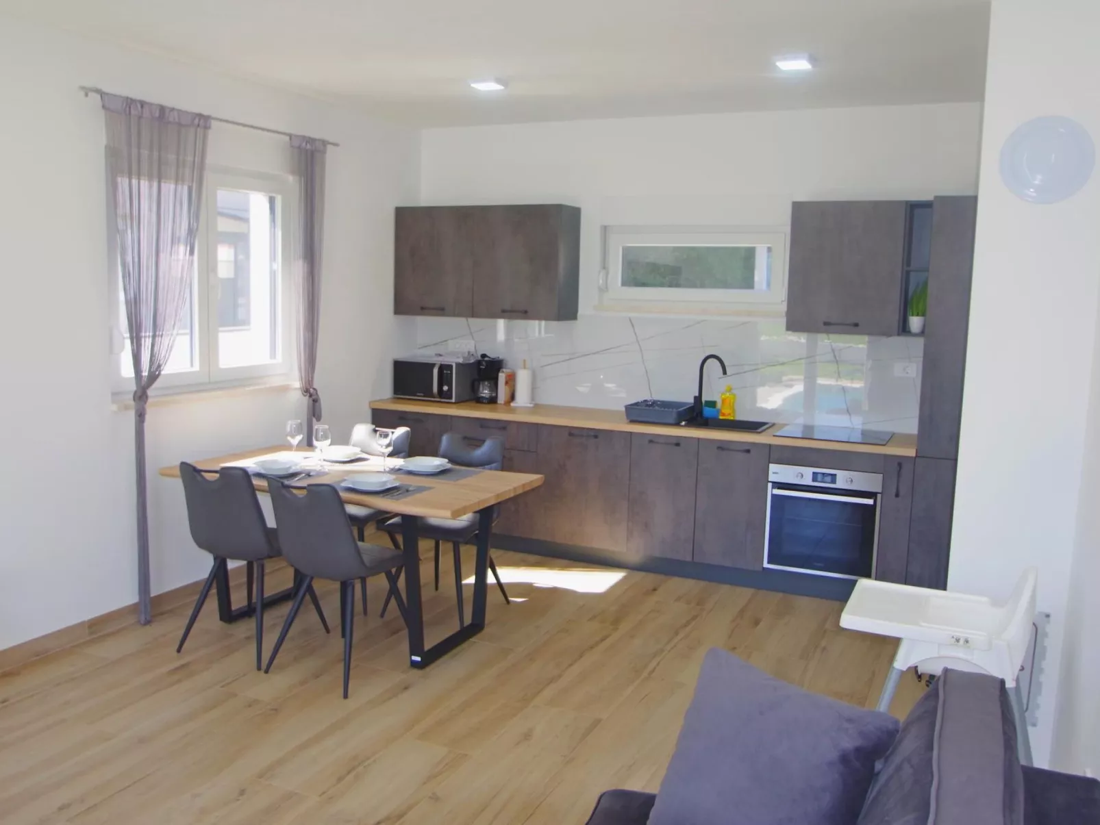 Ferienhaus, privater Pool, Dorf Šišan-Inside