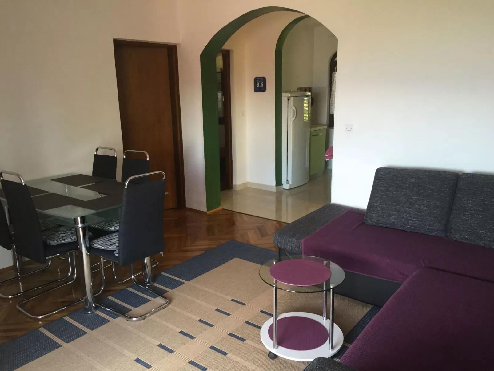 Mit einer überdachten Terrasse-Drinnen