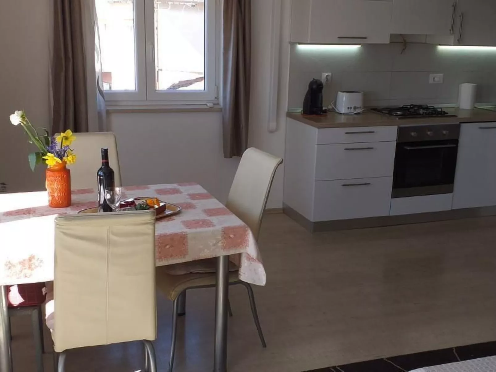 "Neue Wohnung" mit Privatparkplatz-Dedans