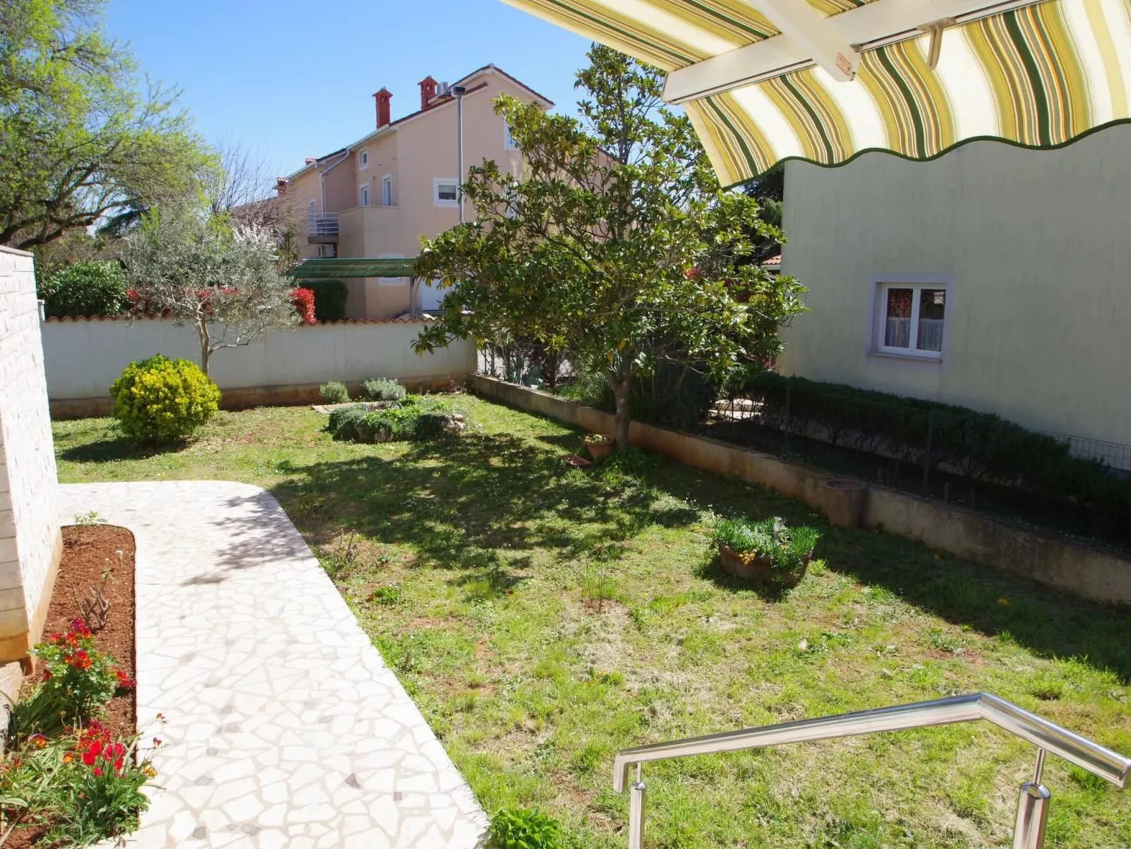 Geräumige Wohnung mit schöner Terrasse und Garten-Outside