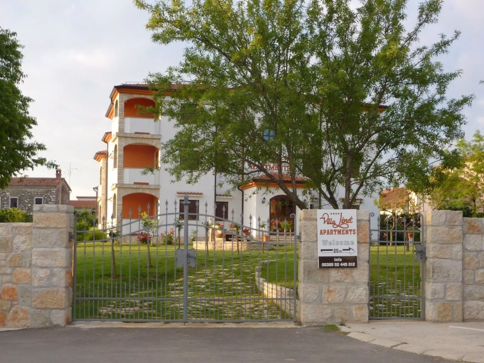 Villa Linet 6.-Draußen