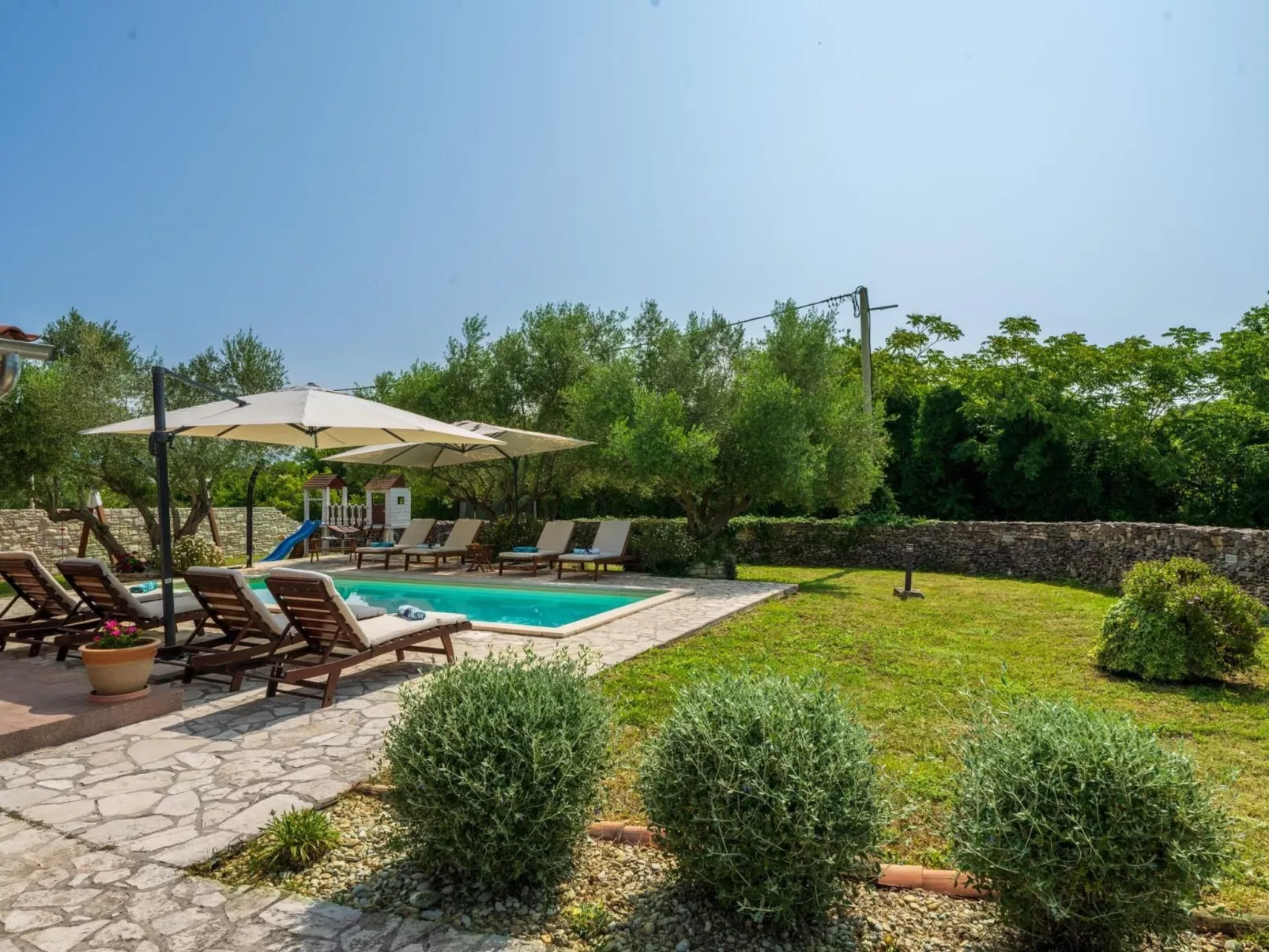 Villa mit privatem Pool und großem Garten-Outside