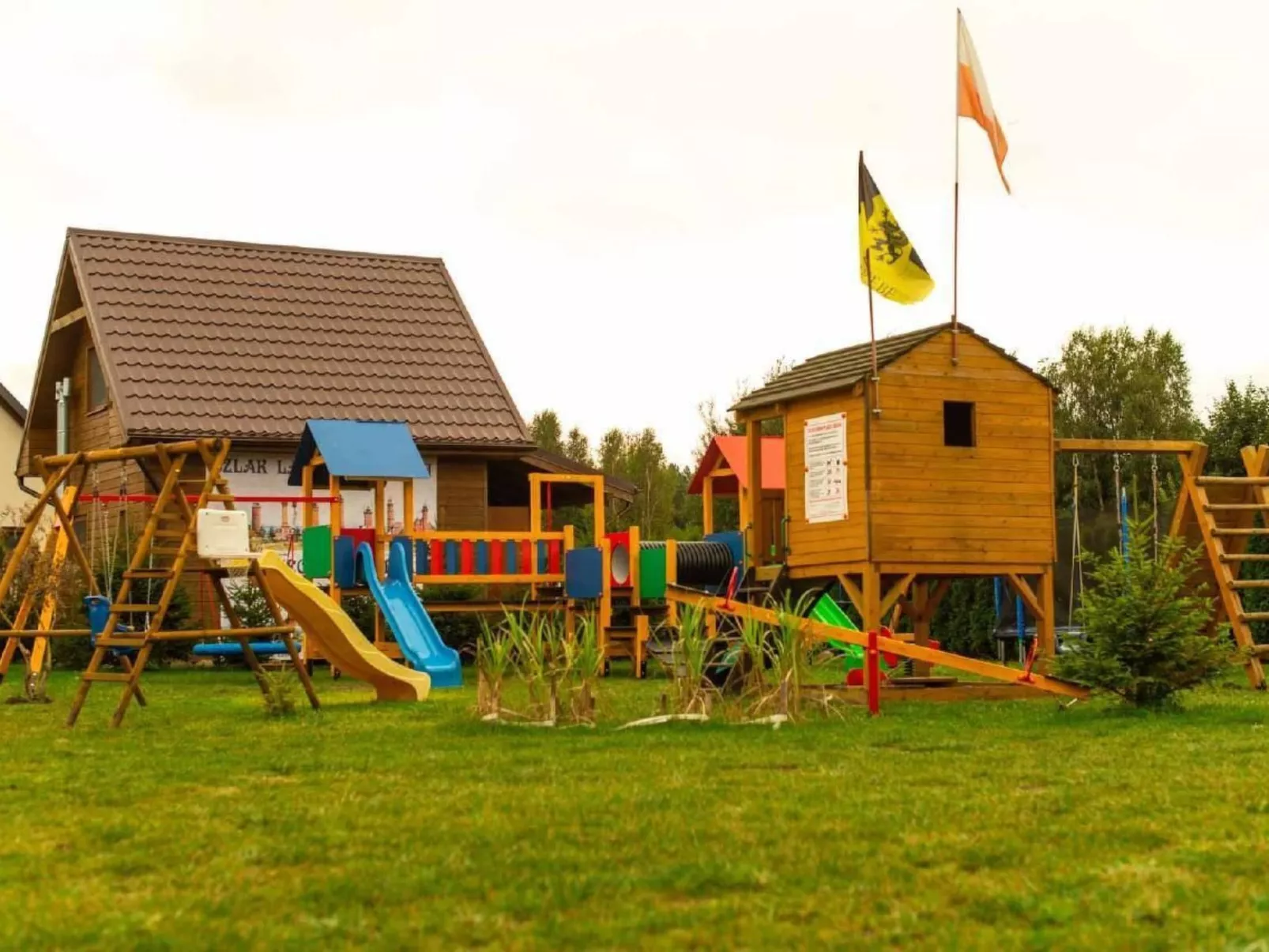 Modernes Ferienhaus in Biebrowo mit Grill, Garten und Terrasse-Dehors
