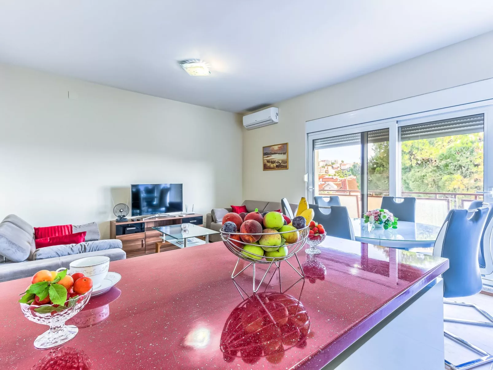 "Villa Rock" mit Blick auf das Wasser-Image-tags.info