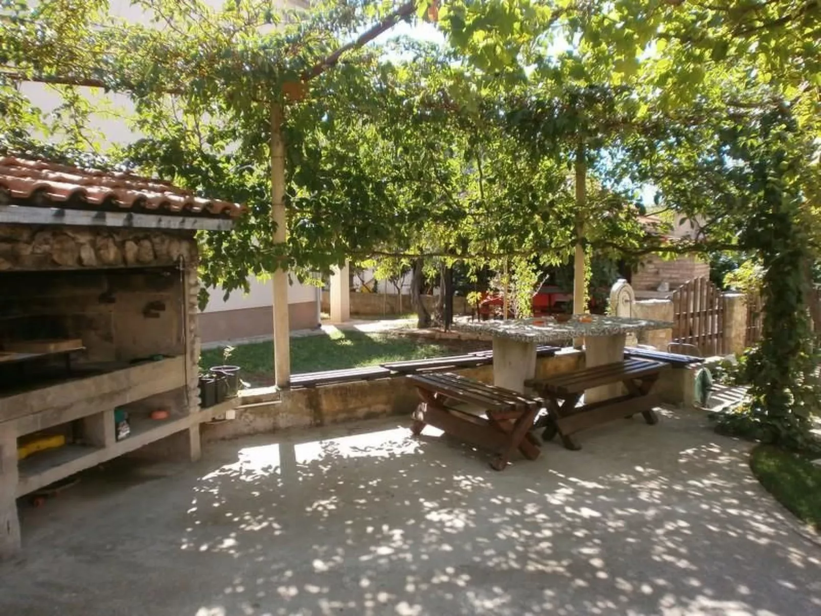 Apartment mit einem kleinen Wohn- und Essbereich und Schlafzimmer-Dehors