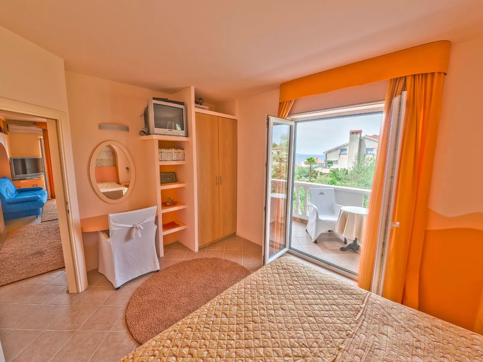 "Dantin" mit Blick auf das Wasser-Drinnen