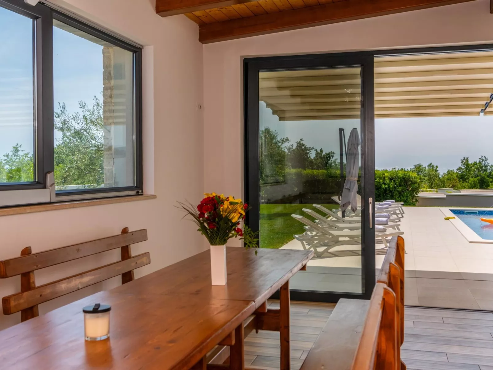 Villa EmMa mit 5 Schlafzimmern und beheiztem Pool-Draußen