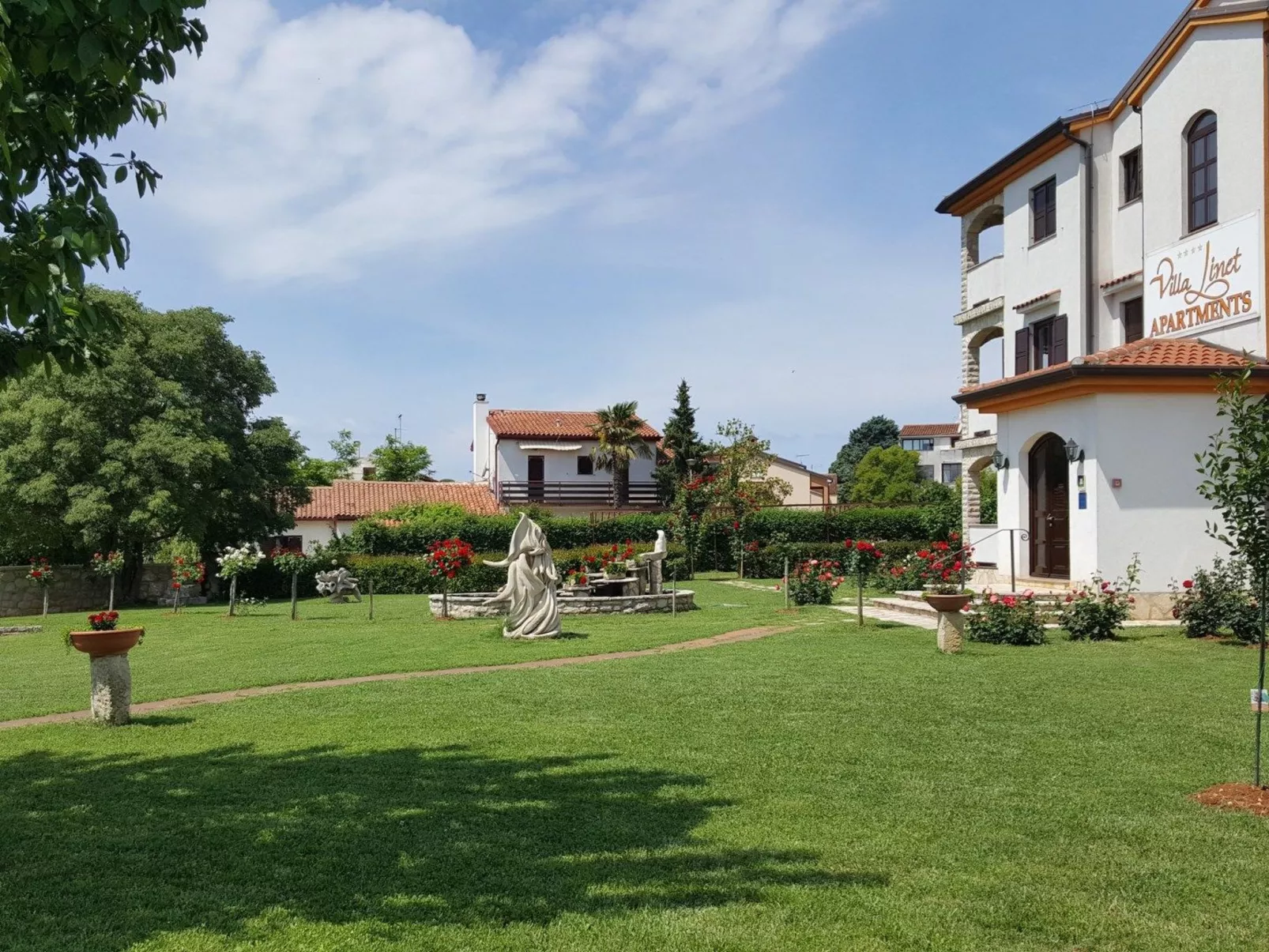 Villa Linet 7.-Draußen