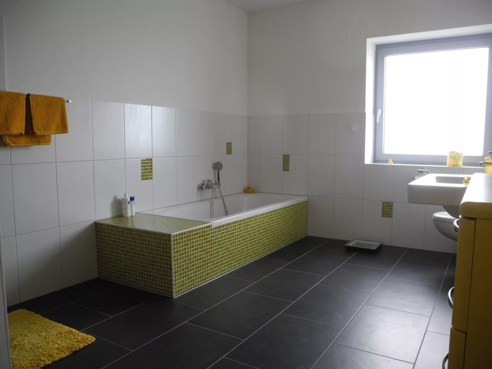 Geräumiges Ferienhaus mit Garten und Weitblick-Dedans