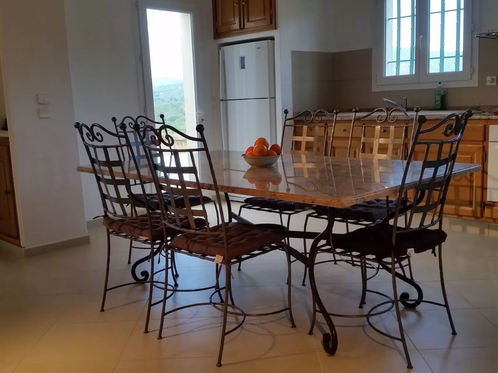 Die Sonne der Côte d'Azur-Drinnen