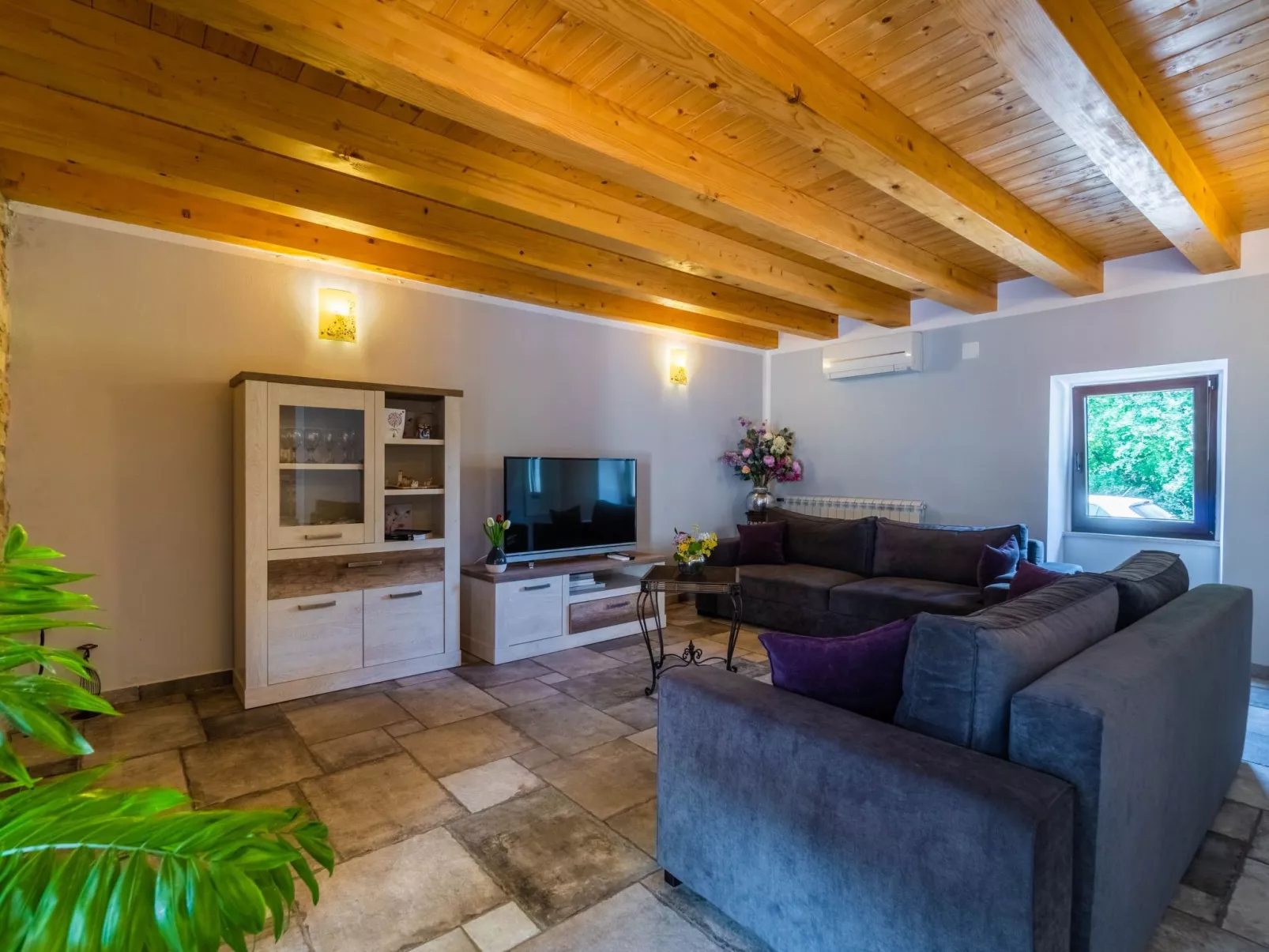 Luxuriöse Villa auf großem Privatgrundstück-Image-tags.info