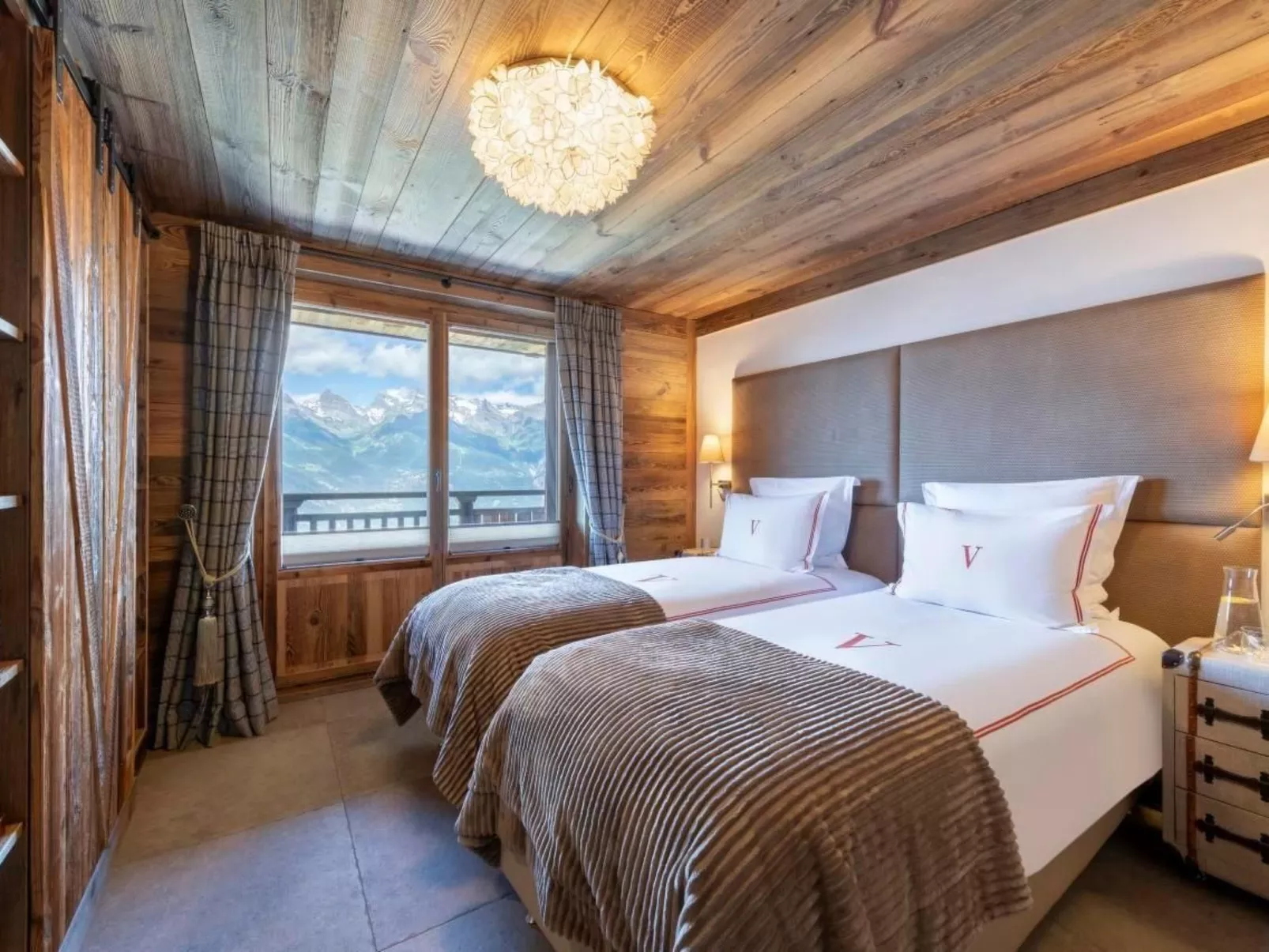 Chalet V mit Lift und Pool-Inside