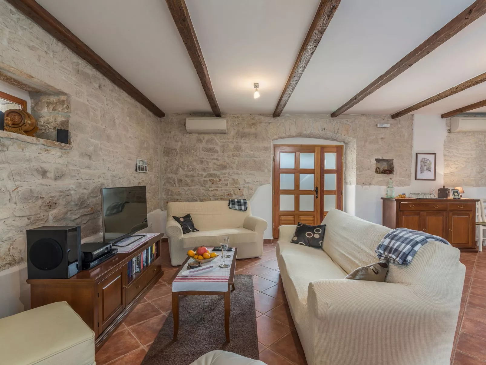 Gemütliches Ferienhaus in Peresiji mit Grill und Terrasse-Dedans