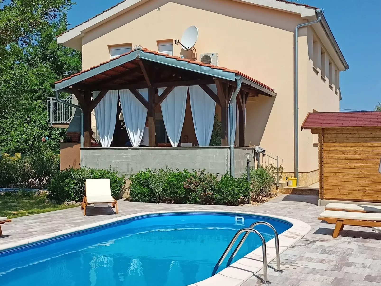 In Šilo mit Gemeinschaftspool-Dehors