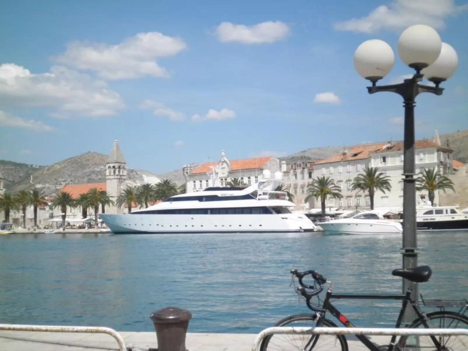 Für vier Personen, mit einem Balkon-Draußen