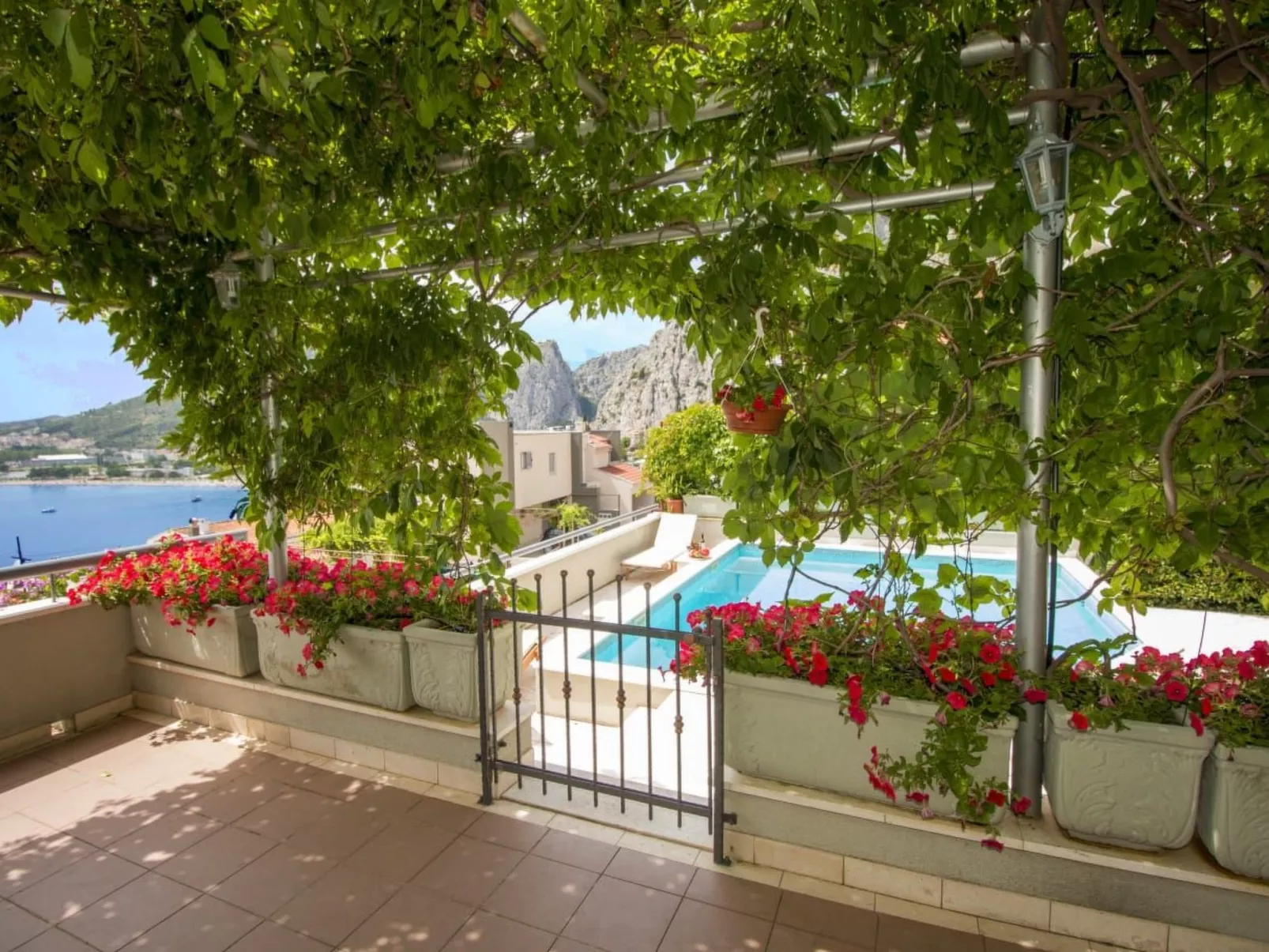 Geräumiges Ferienhaus in Omiš mit Privatem Pool-Dehors