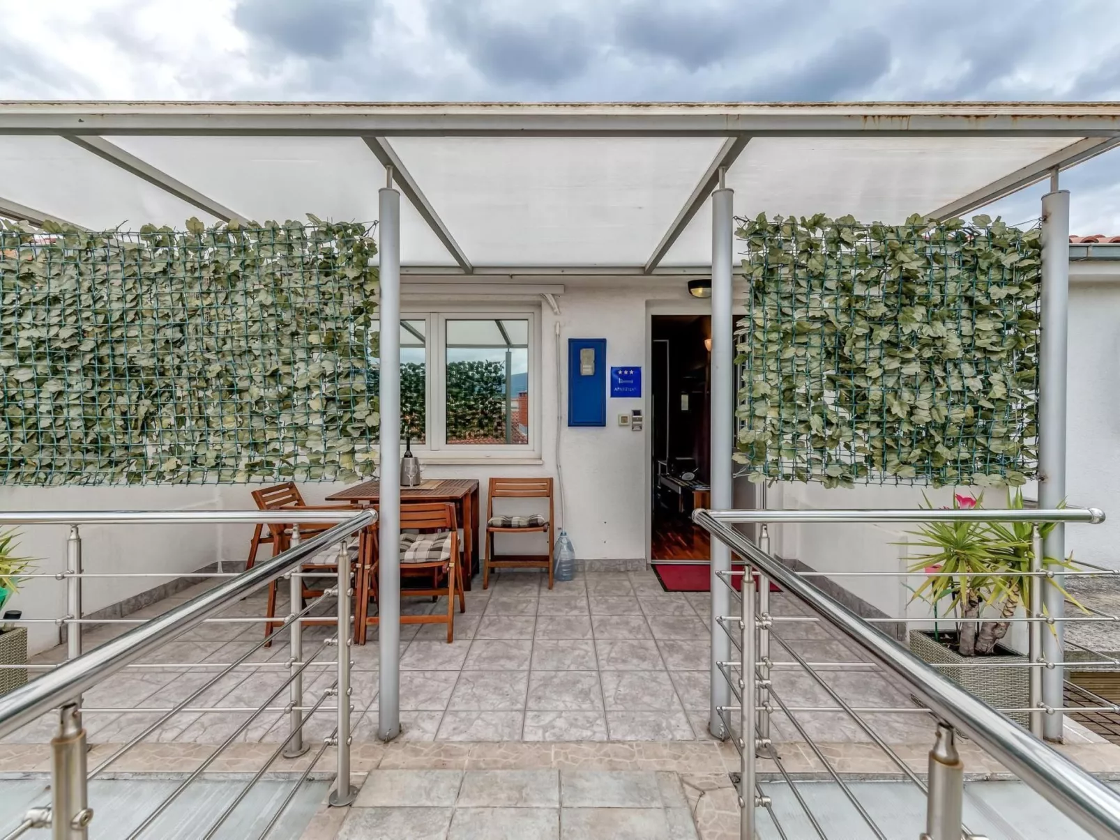 Appartement "Slavica" mit Blick auf das Wasser-Dehors