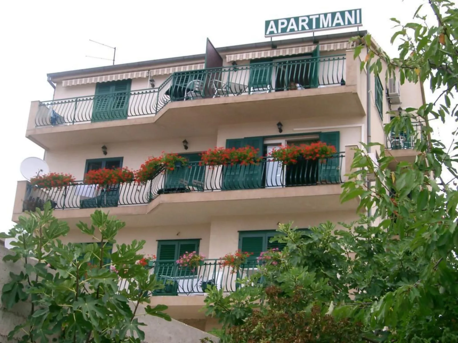 Appartement im Dachgeschoss mit Balkon-Draußen