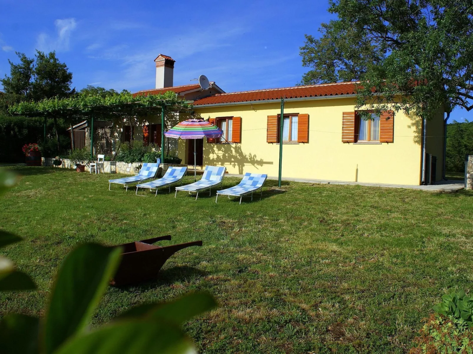 Charmantes Ferienhaus in Bartići mit Terrasse-Draußen