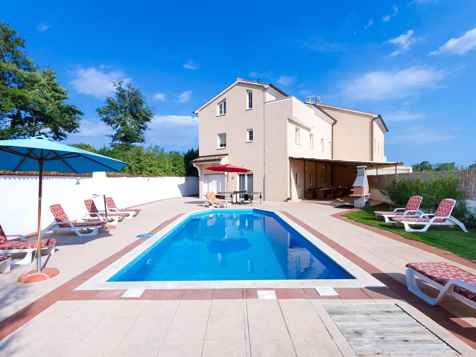 Wunderschönes Ferienhaus in Cere mit Privatem Pool-Draußen