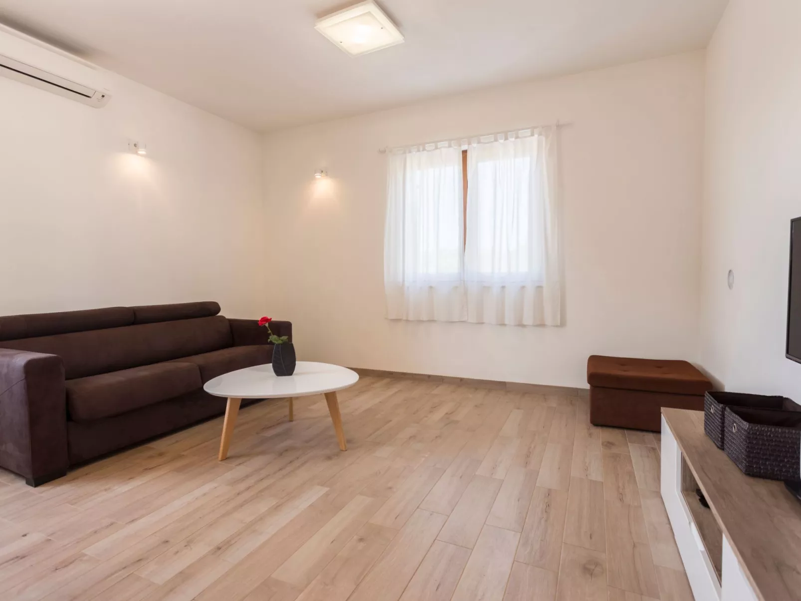 Haus Nina mit beheiztem Schwimmbad-Drinnen