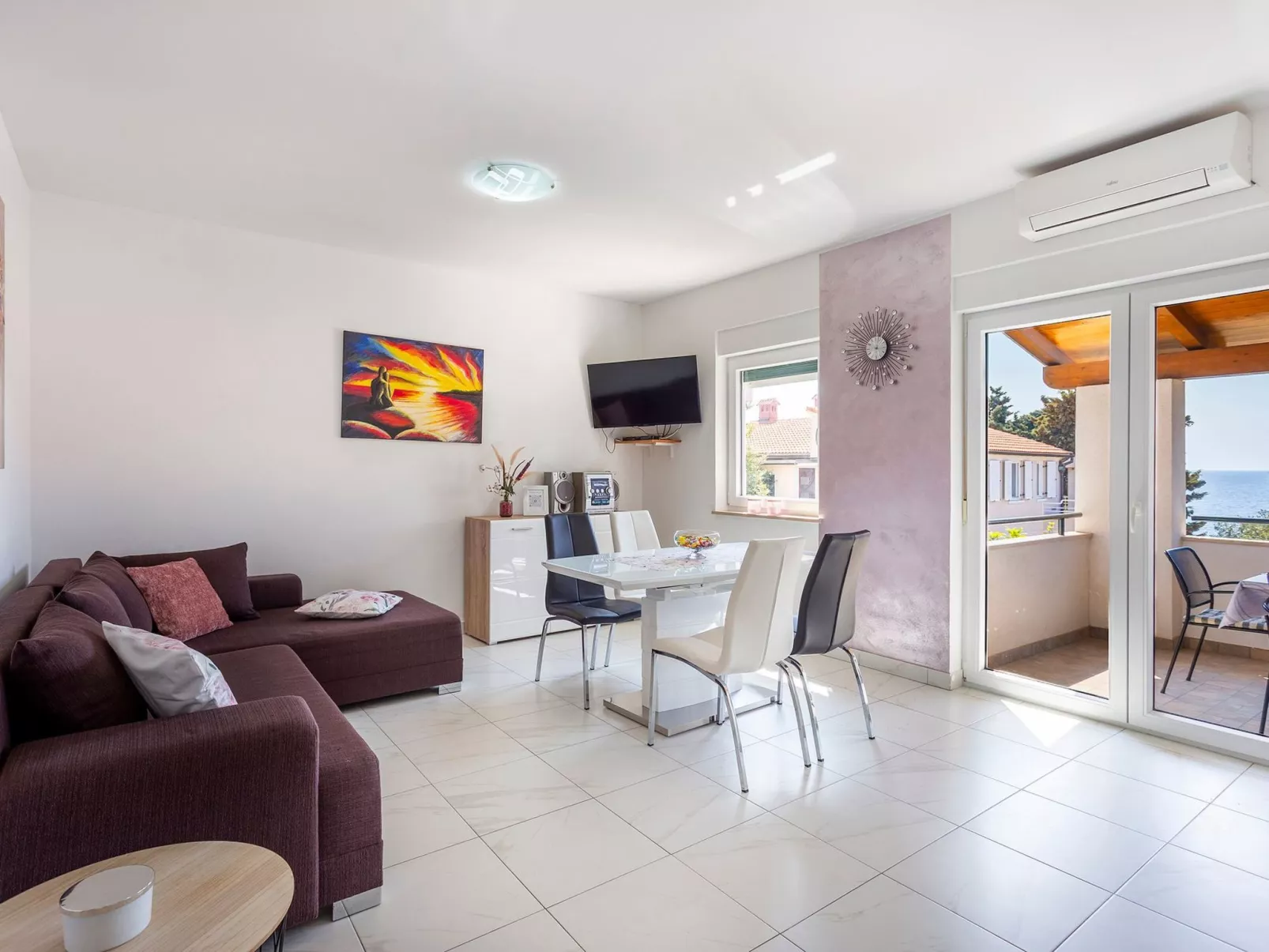 In Pula und Nah am Strand-Drinnen