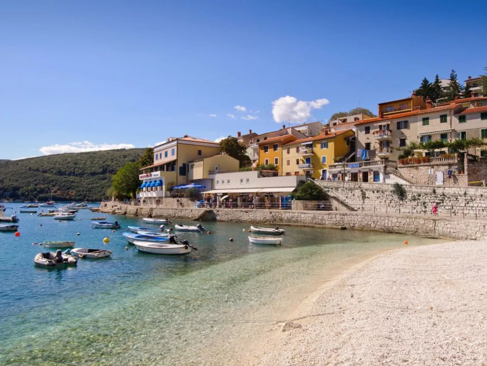 Mit Blick auf das Wasser-Draußen