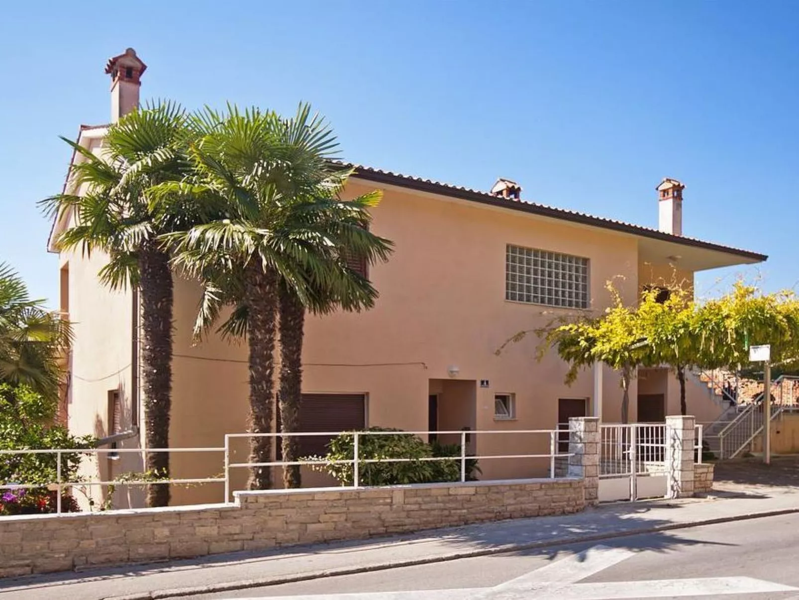 Zwei-Zimmer-Wohnung in der Nähe des Meeres-Outside