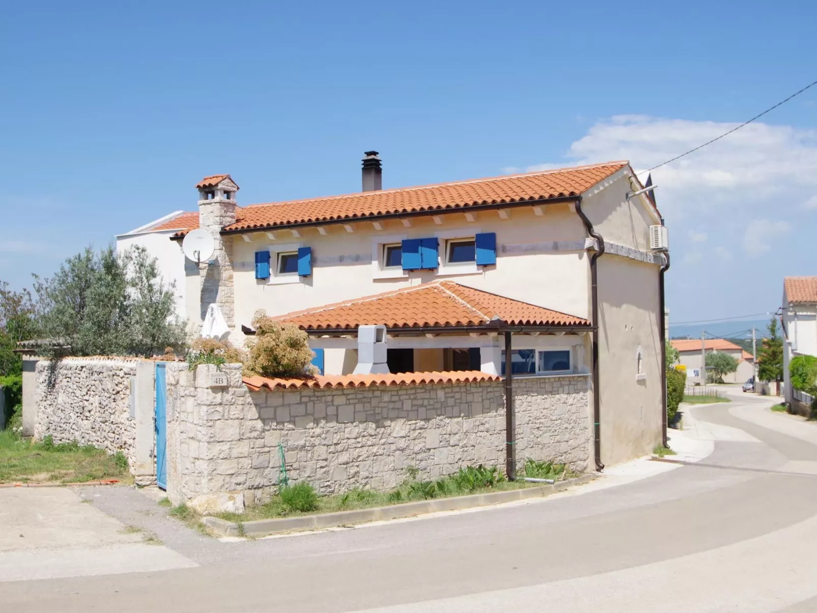 In Kavran mit Terrasse und Grill-Draußen