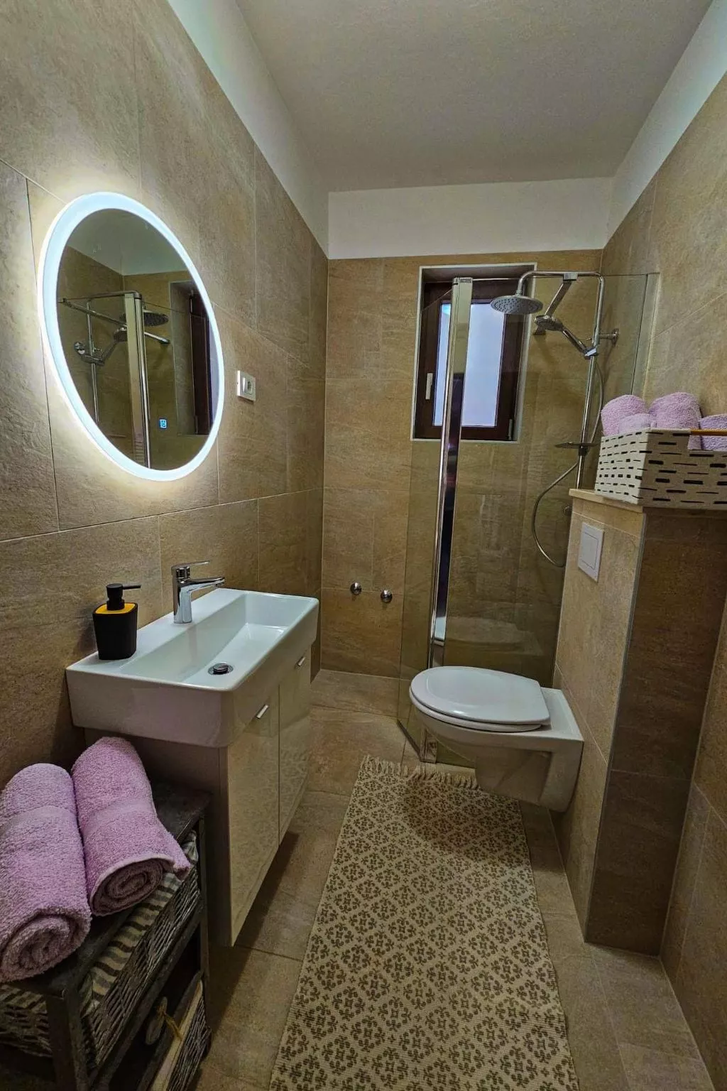 Sehr geräumige Villa mit Pool-Dedans