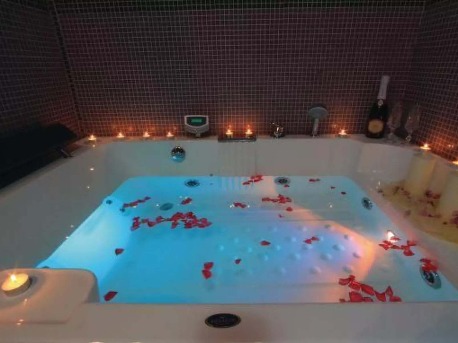 Luxuriöse Villa mit riesigem Olivenbaum-Garten, Sonnenterrasse, großem Pool und-Drinnen