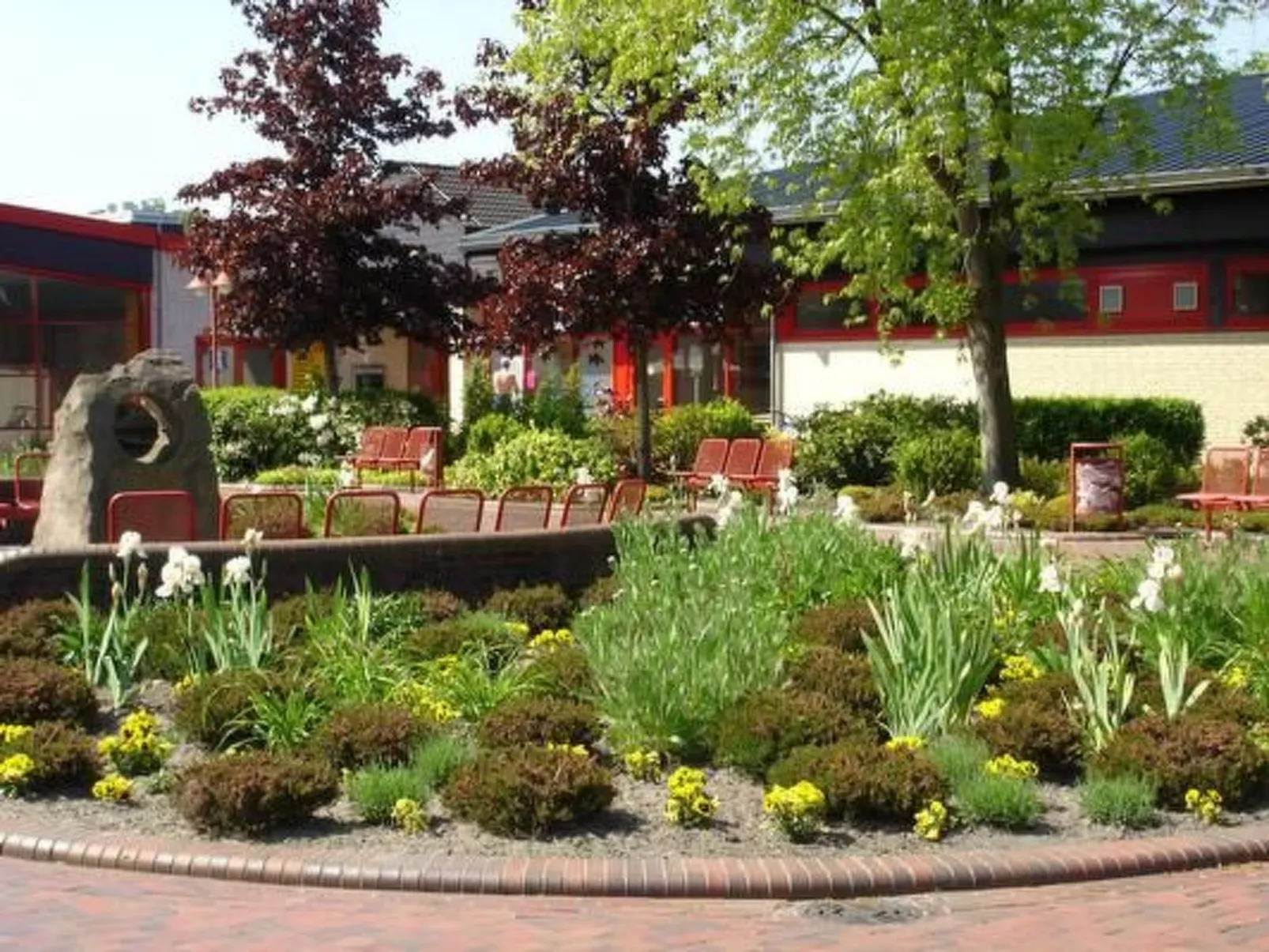 In Hage mit Garten, Terrasse und Grill-Draußen