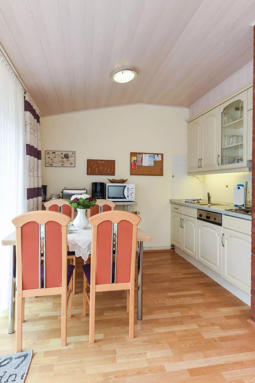 Strandnahes Ferienhaus mit Kinderspielplatz-Dedans