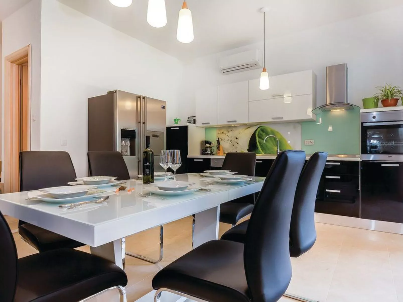 Geräumige, topmoderne Ferienvilla mit eigenem Pool-Inside