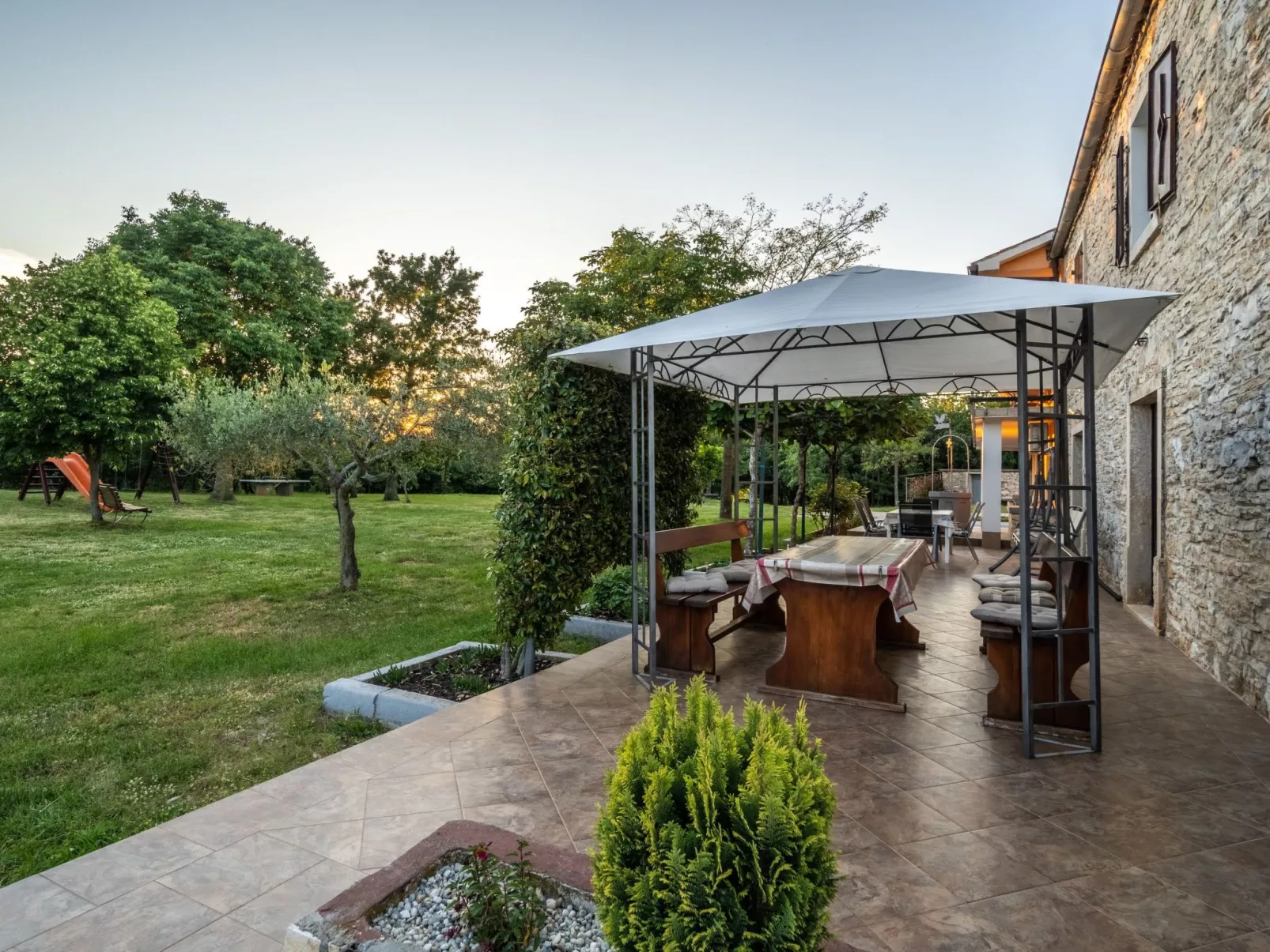 Schönes Haus mit großer grüner Umgebung, Pool-Draußen