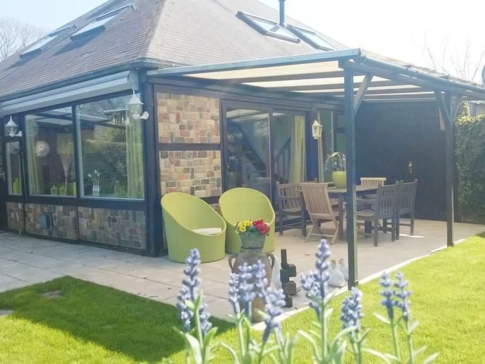 Gemütliches Vier-Personen-Bungalow mit Überdachung-Dehors