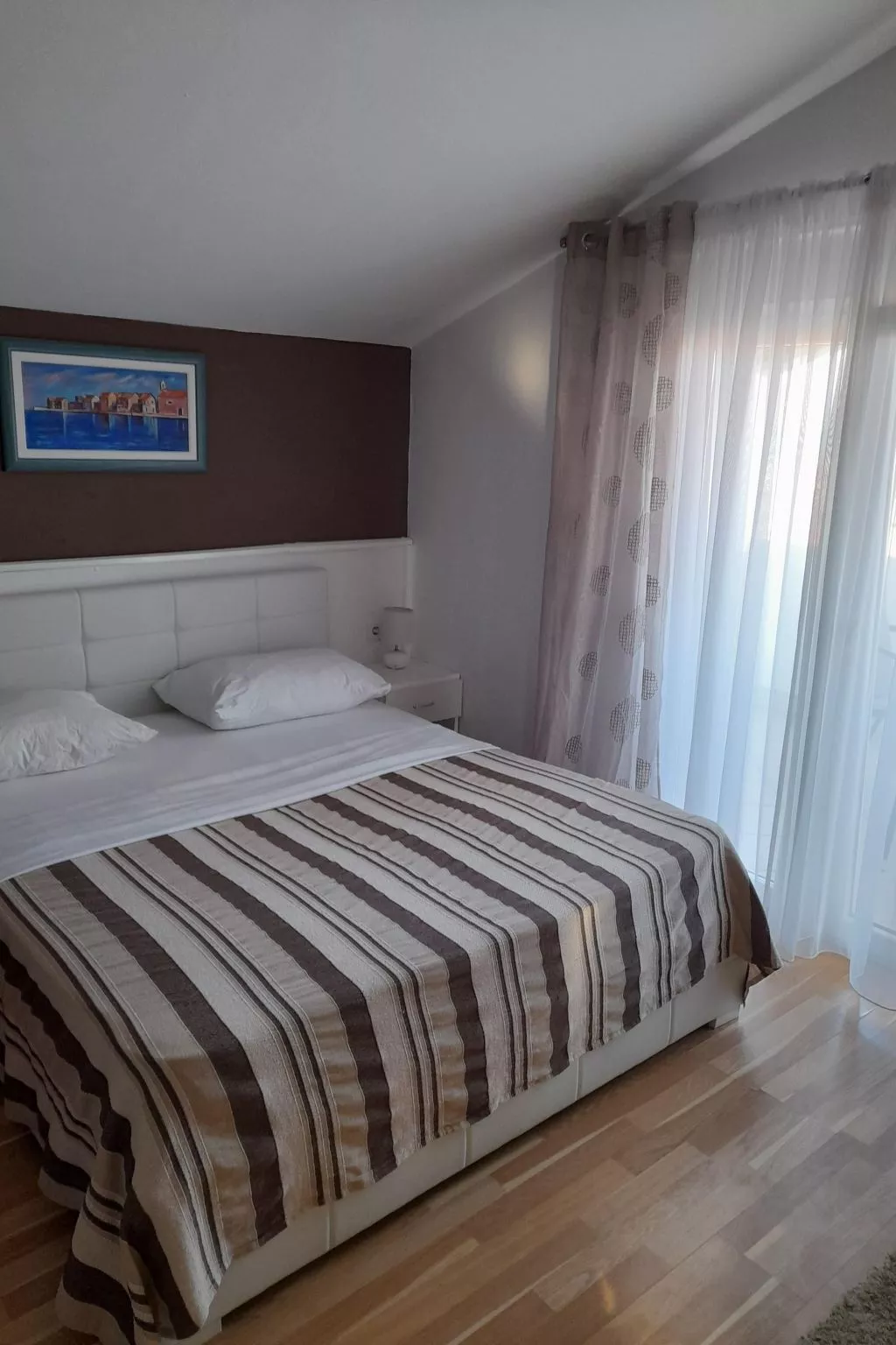 Mit Blick auf das Wasser-Dedans