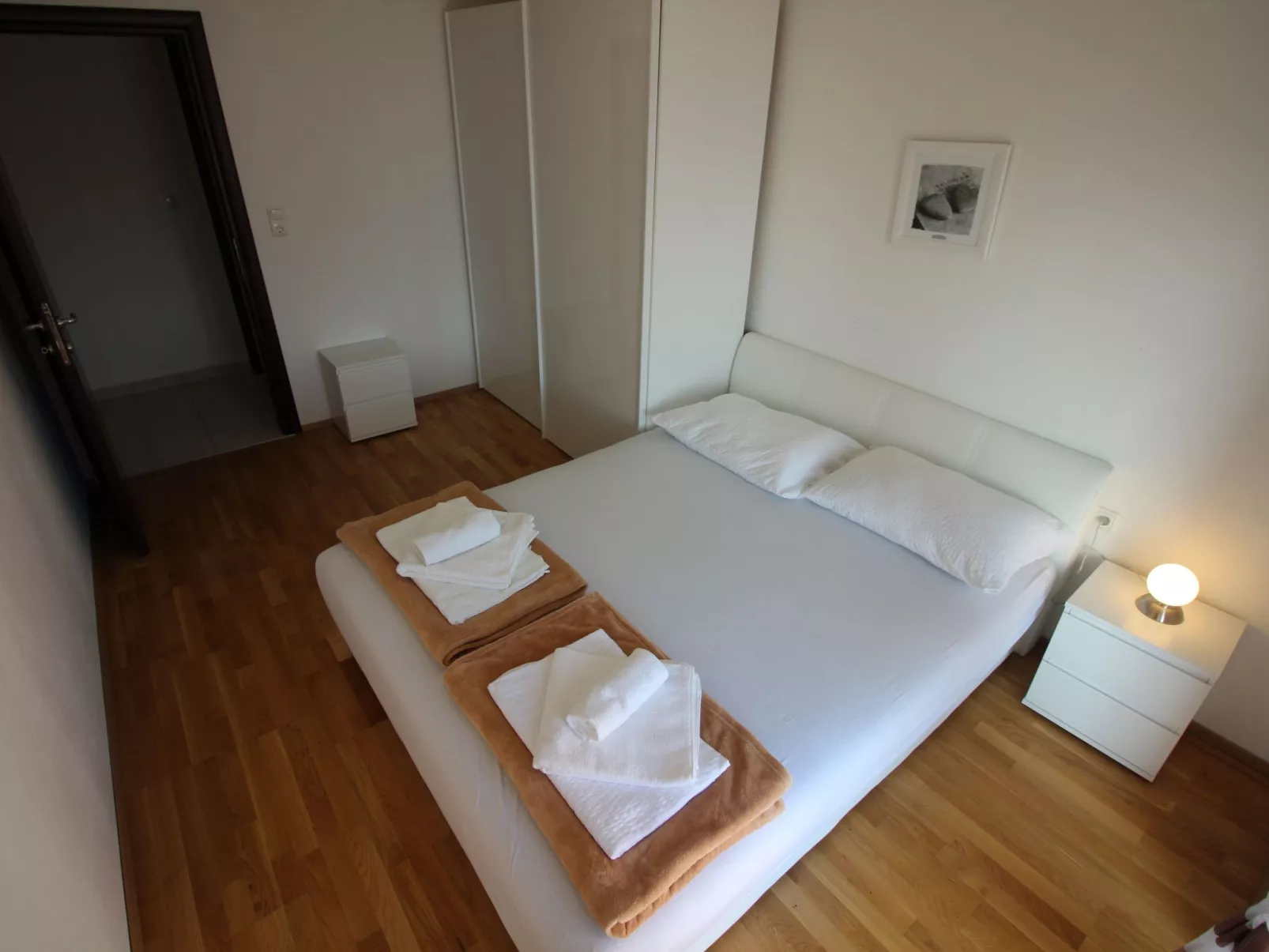 "Manda3" mit Blick auf das Wasser-Inside