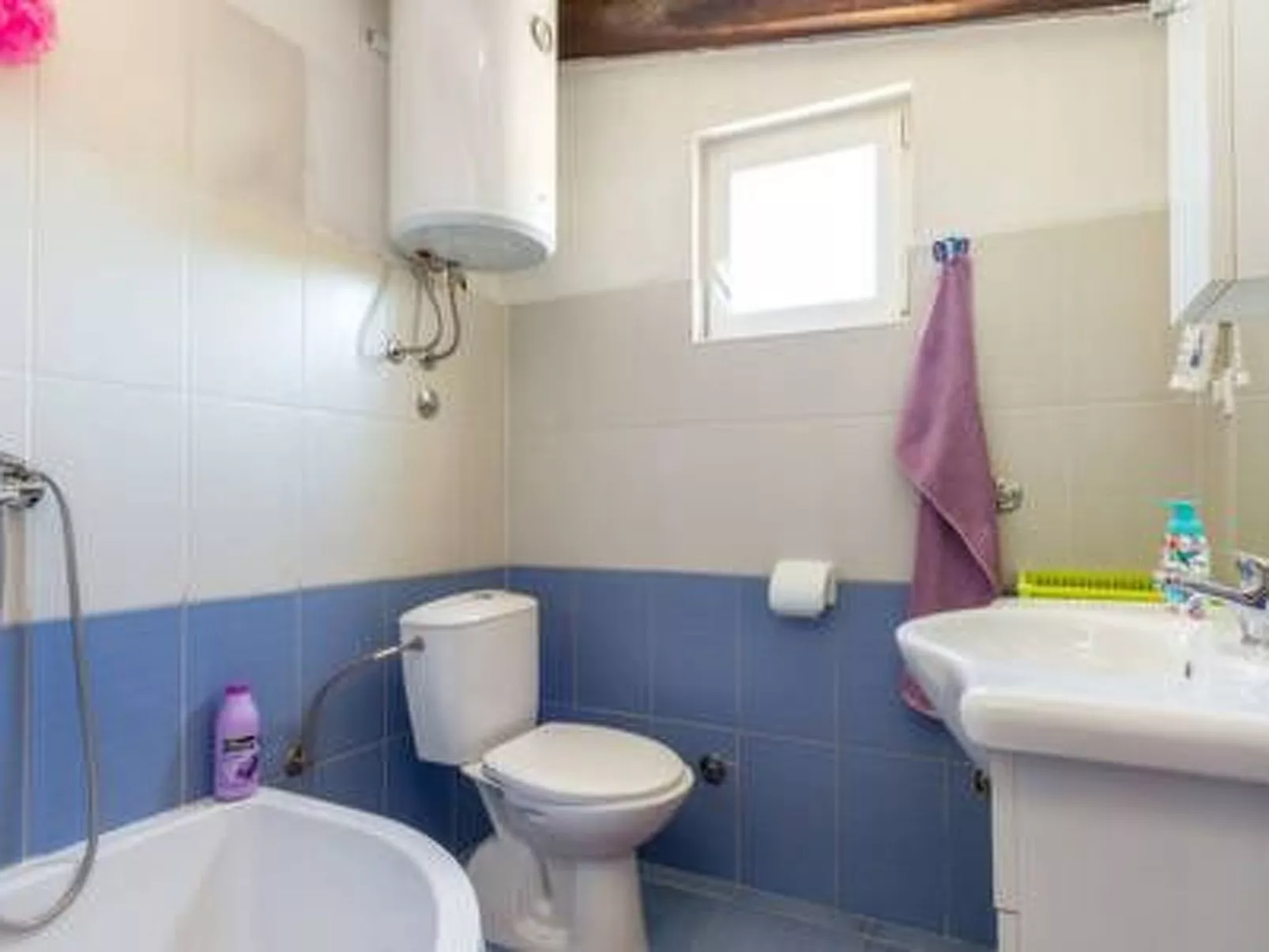 Hütte mit Garten, Grill und Terrasse-Inside