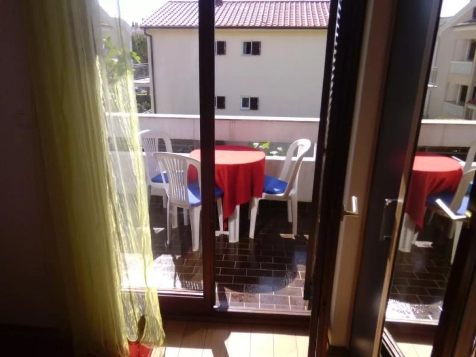 Wohnung Nr. 1 mit 2 Schlafzimmern und 2 Balkonen im 1. Obergeschoss-Dedans