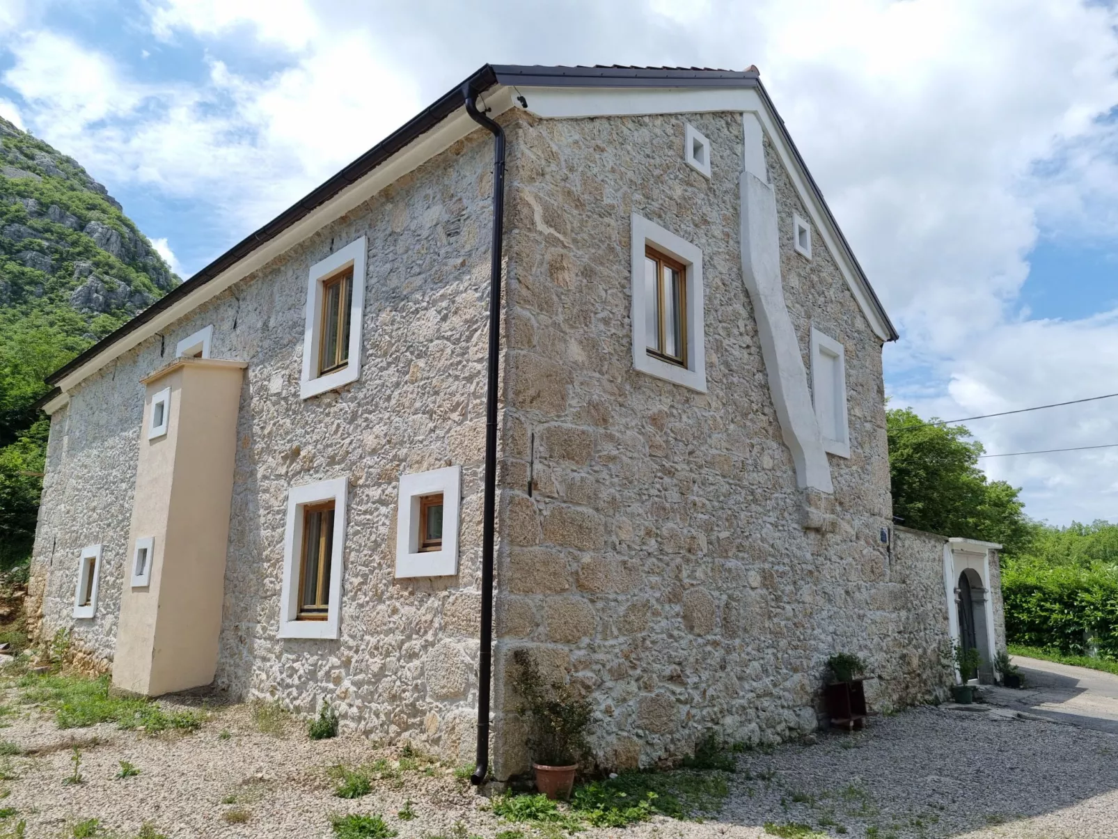 Steinhaus mit privatem Außenpool-Draußen