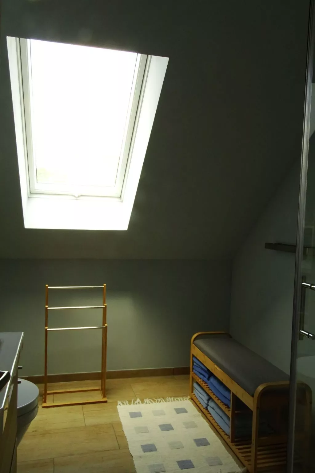 Gemütliches Dachgeschoss-Apartement mit Seeblick und großem Garten am Wasser-Dedans