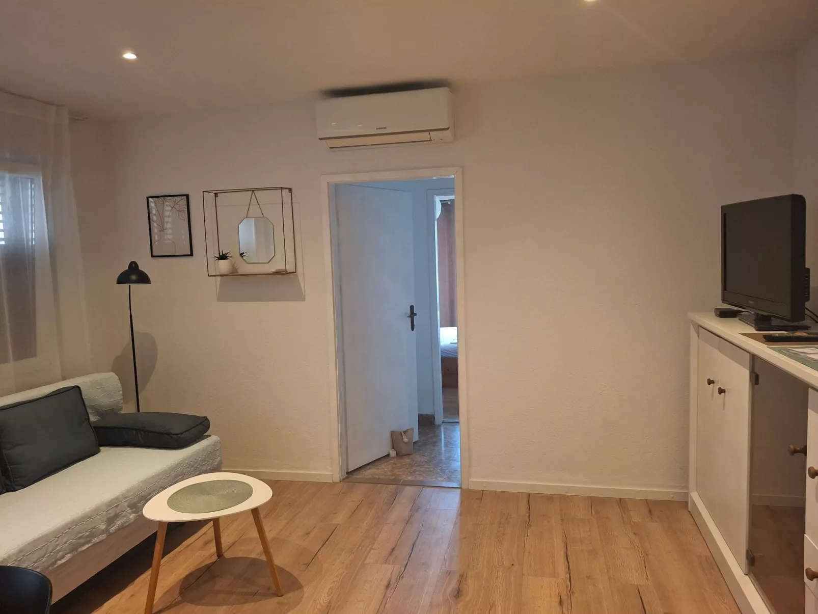 Mit Blick auf das Wasser-Drinnen