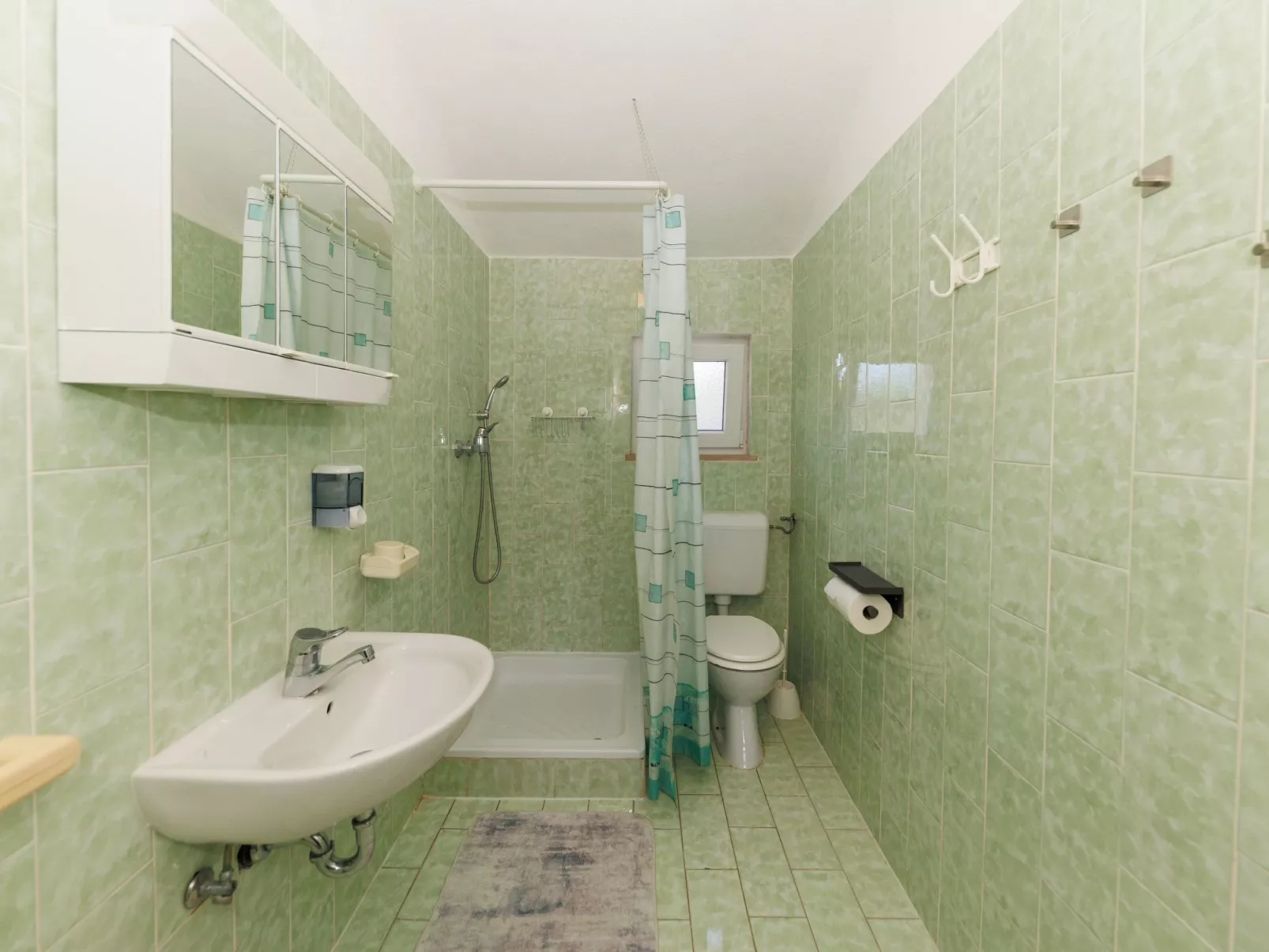 "Zara" mit Blick auf das Wasser-Dedans