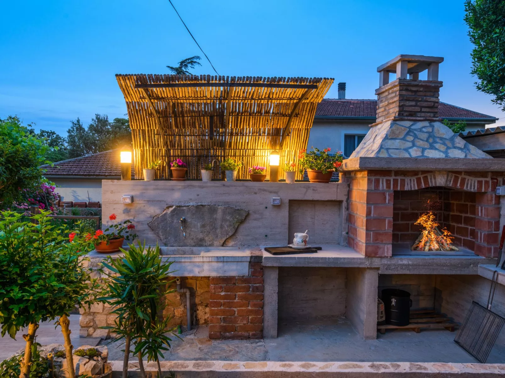 Mit Garten, Terrasse und Grill-Outside