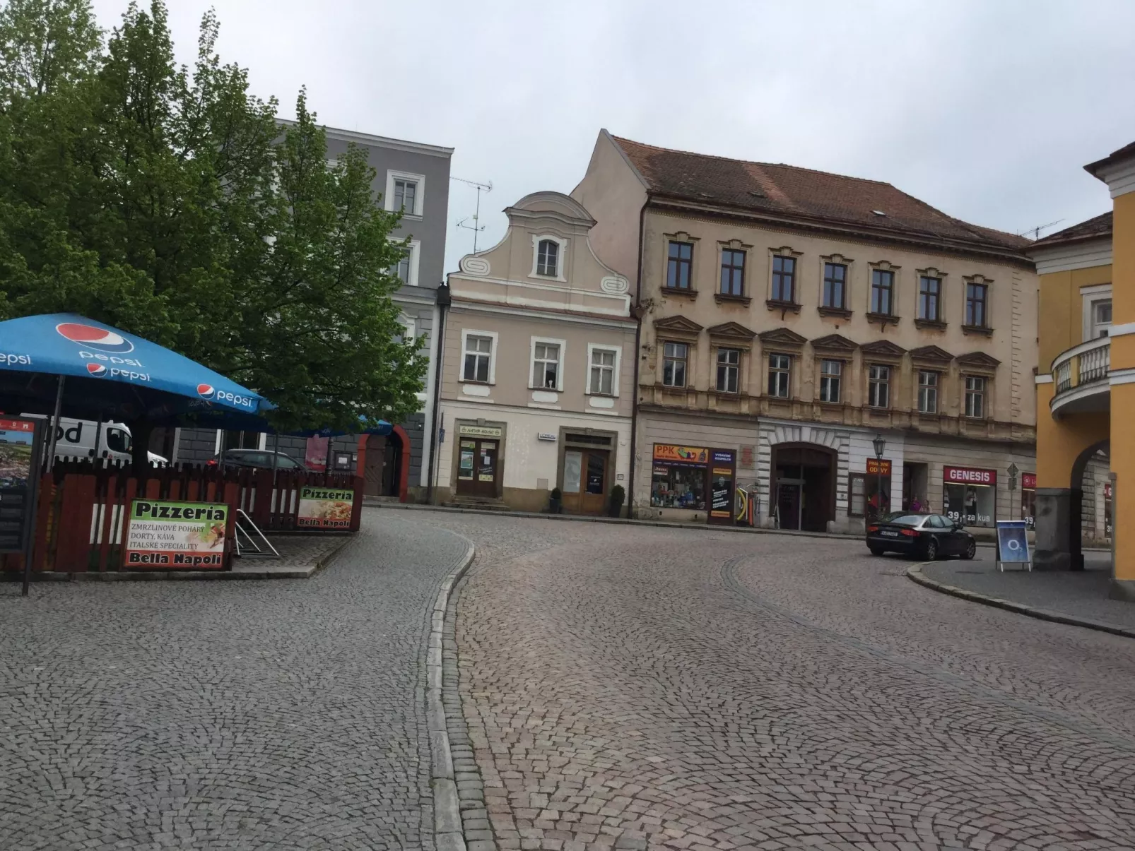 Wohnung auf einem eingezäunten Grundstück-Draußen
