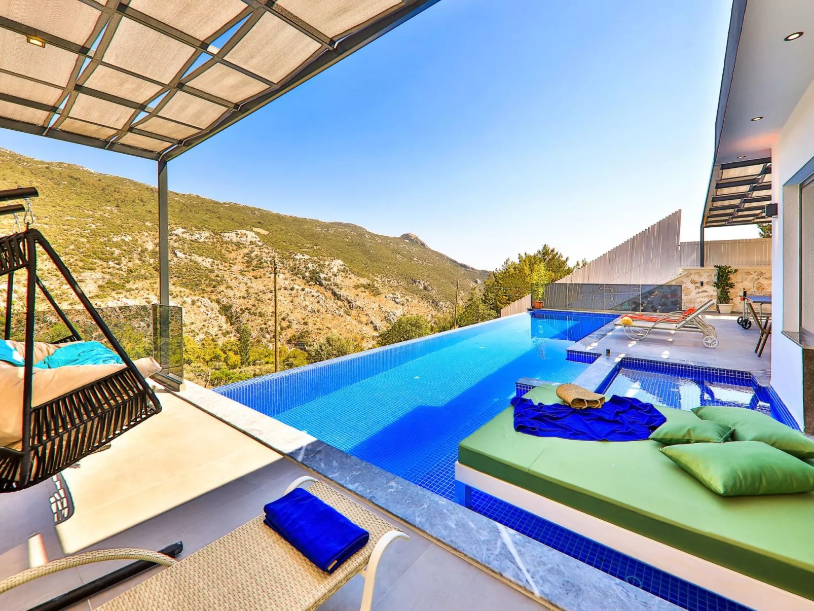 Mediterranean 2-Drinnen